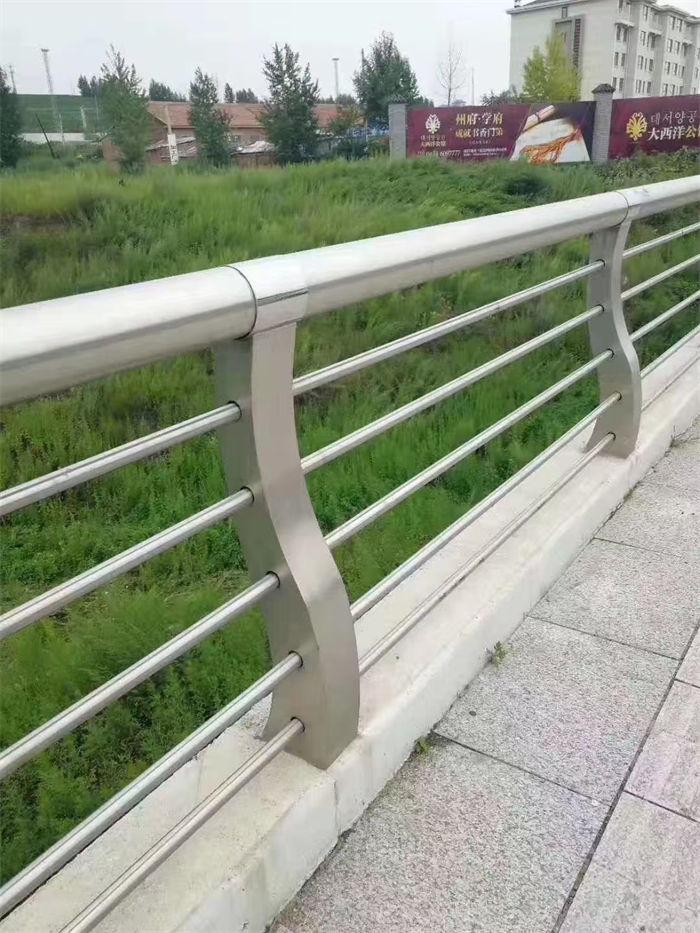 道路隔離護(hù)欄材質(zhì)