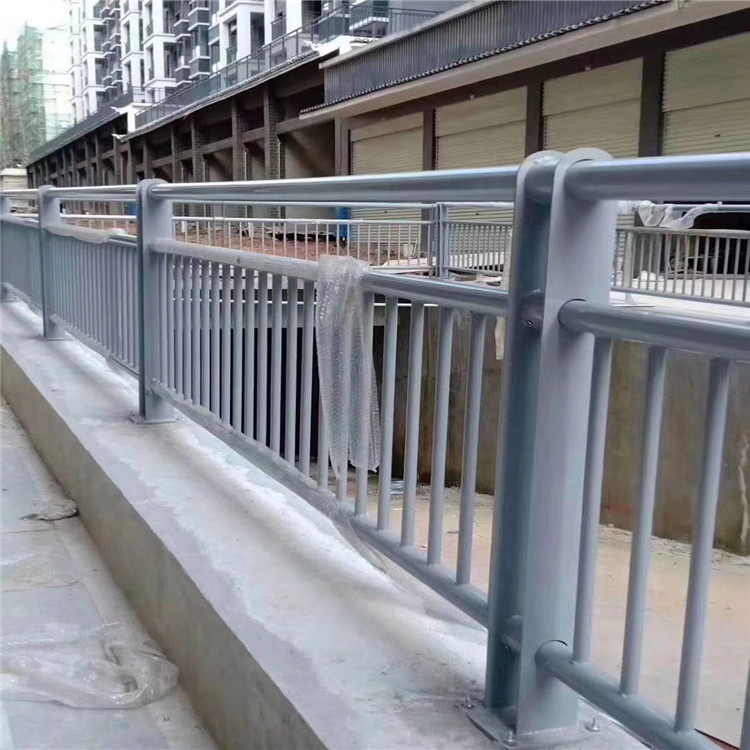 方管噴塑防撞護欄上門測量