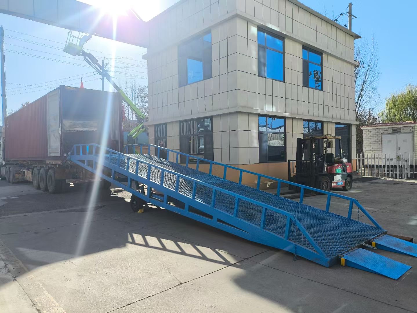 液壓登車橋價格專注生產(chǎn)制造多年
